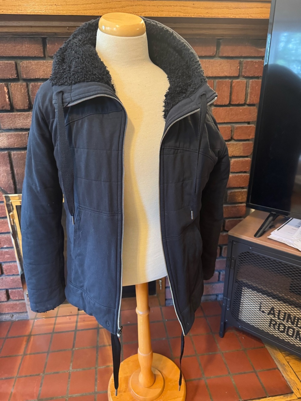 Reversible Lululemon women's Black Sherpa-Lined Zip Jacket size 6 great conditio